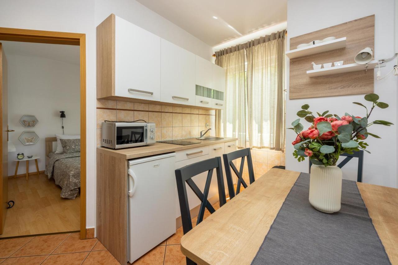 Apartments Claudia Crikvenica Bagian luar foto